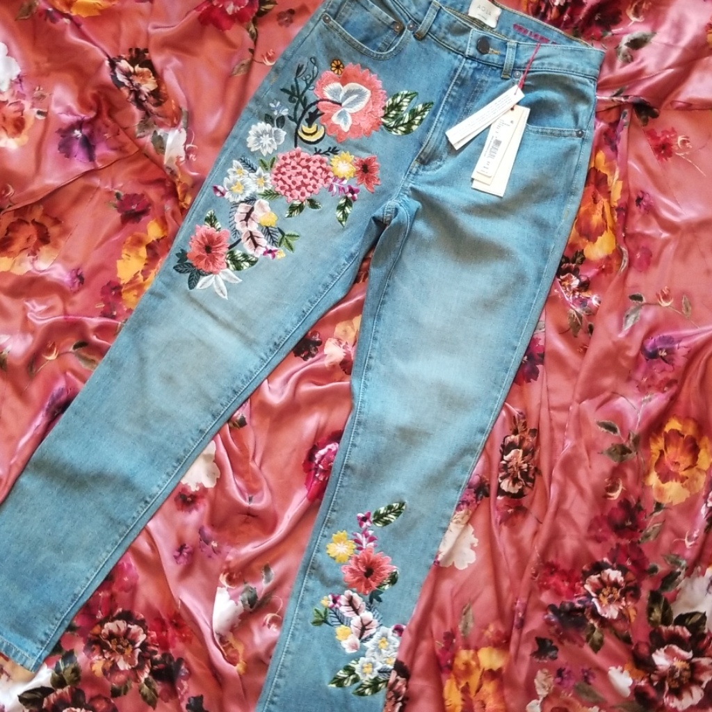 New Ao La Embroidered Jeans